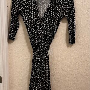 EUC Seraphine Black and White wrap maternity Dress sz 4 / small